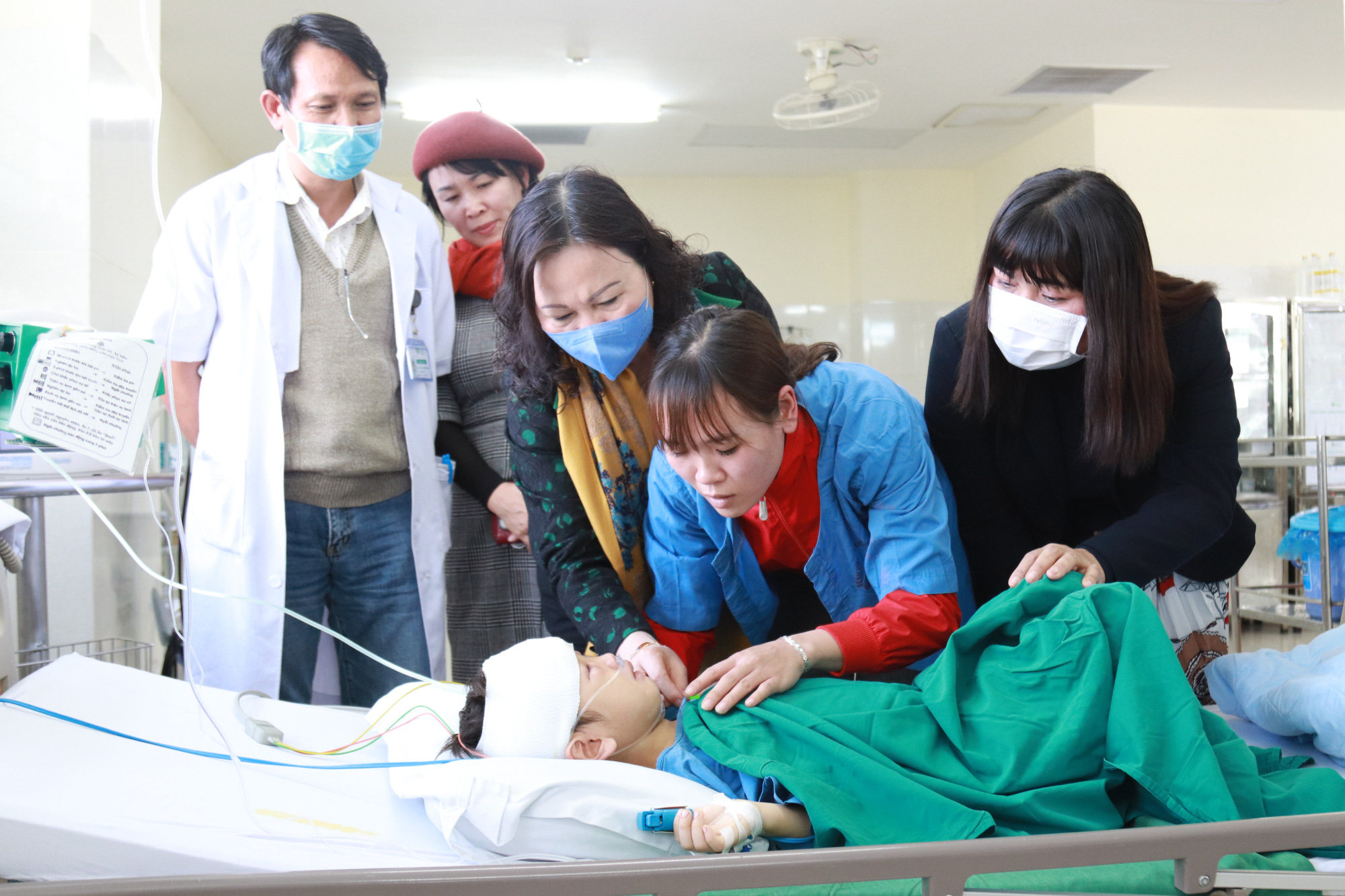 Vụ cháu bé 5 tuổi bị cha chém nát mặt: Lãnh đạo 2 bộ thăm hỏi, hỗ trợ