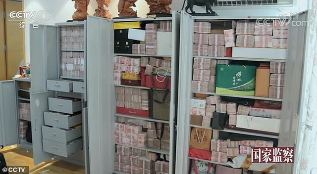Video 3 tấn tiền mặt chất như núi trong nhà quan tham Trung Quốc - Ảnh 3.