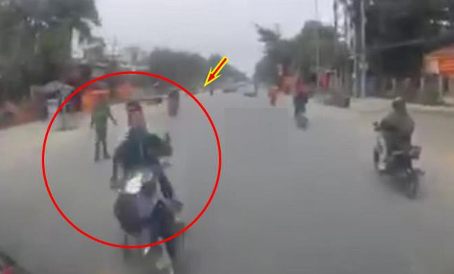 CLIP: Định th&ocirc;ng chốt c&ocirc;ng an, 2 thanh ni&ecirc;n đi xe m&aacute;y lao thẳng v&agrave;o đầu xe tải - Ảnh 1.