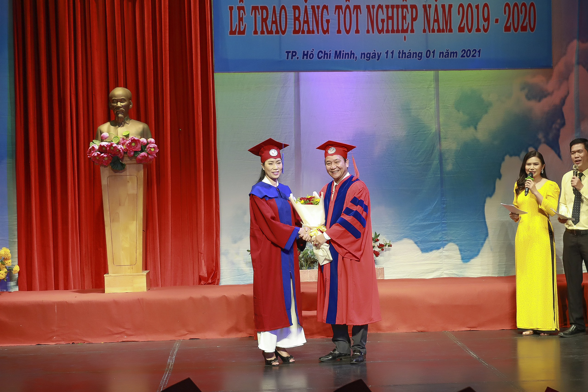 NSƯT Trịnh Kim Chi hạnh ph&uacute;c khi nhận bằng tốt nghiệp đạo diễn điện ảnh truyền h&igrave;nh - Ảnh 1.