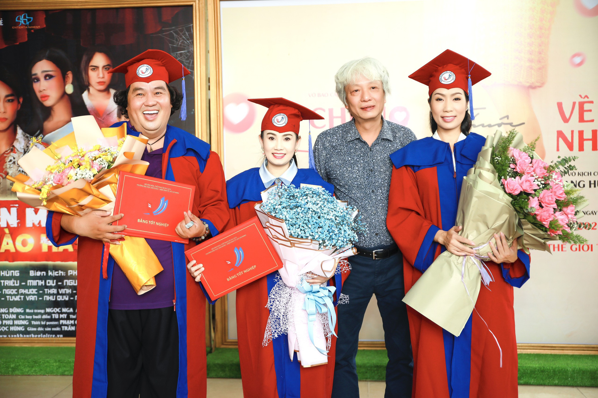 NSƯT Trịnh Kim Chi hạnh ph&uacute;c khi nhận bằng tốt nghiệp đạo diễn điện ảnh truyền h&igrave;nh - Ảnh 2.