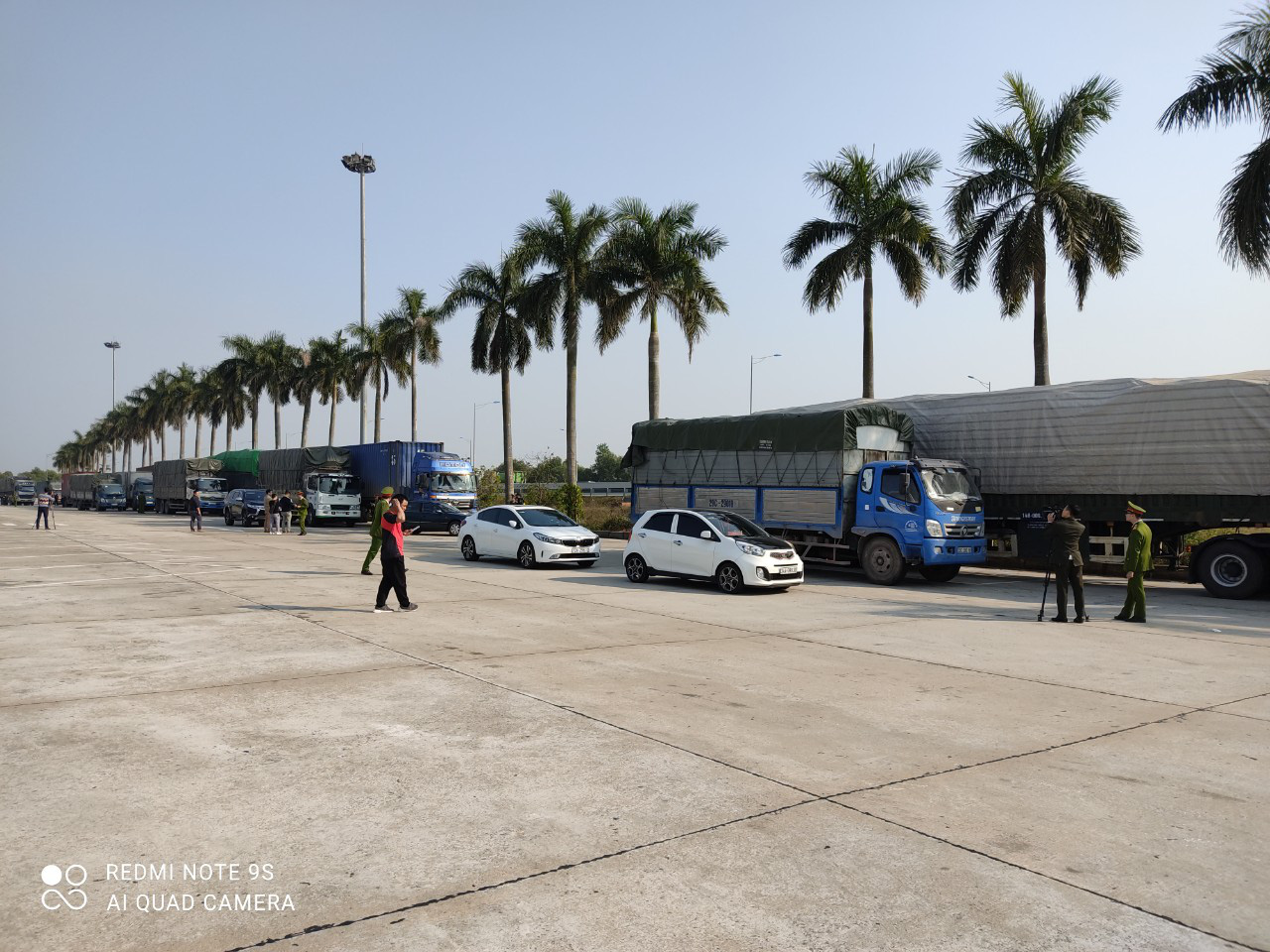 Triệt ph&aacute; đường d&acirc;y vận chuyển h&agrave;ng lậu từ Trung Quốc với số lượng khủng - Ảnh 2.