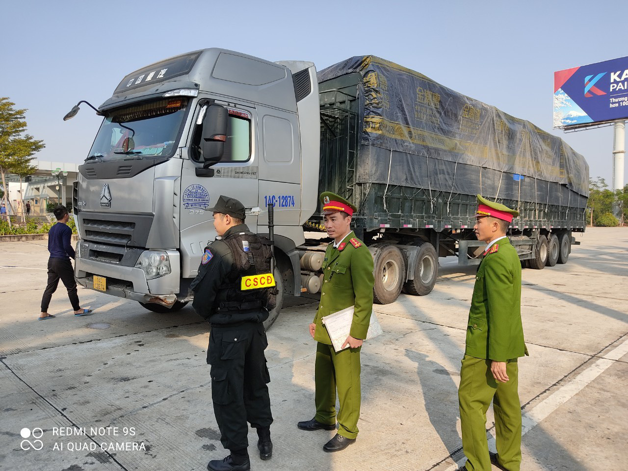 Cận cảnh vụ bắt giữ 14 xe container chở h&agrave;ng lậu từ Trung Quốc về - Ảnh 1.