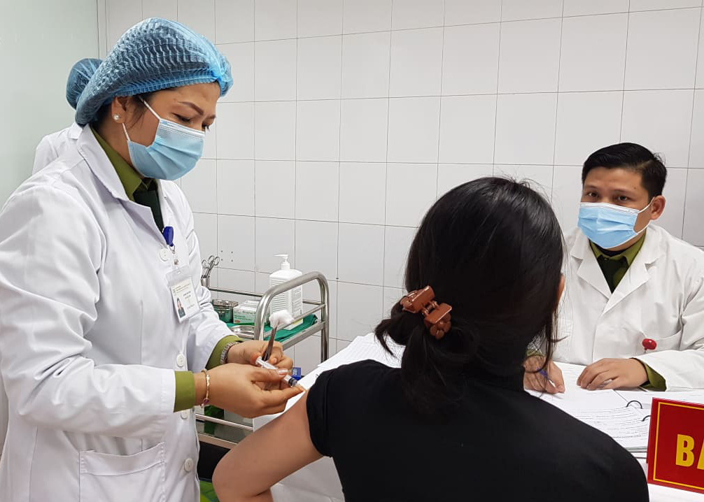Có phản ứng miễn dịch tốt, 3 người tiêm vắc-xin Covid-19 đầu tiên được tiêm mũi 2