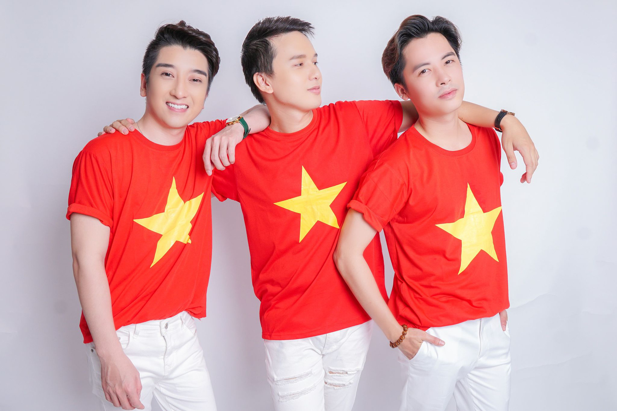 Nhạc sĩ Ho&agrave;ng T&acirc;m v&agrave; nh&oacute;m Ayor h&agrave;o hứng với ca kh&uacute;c vinh danh Một triệu l&aacute; cờ Tổ quốc c&ugrave;ng ngư d&acirc;n b&aacute;m biển - Ảnh 3.