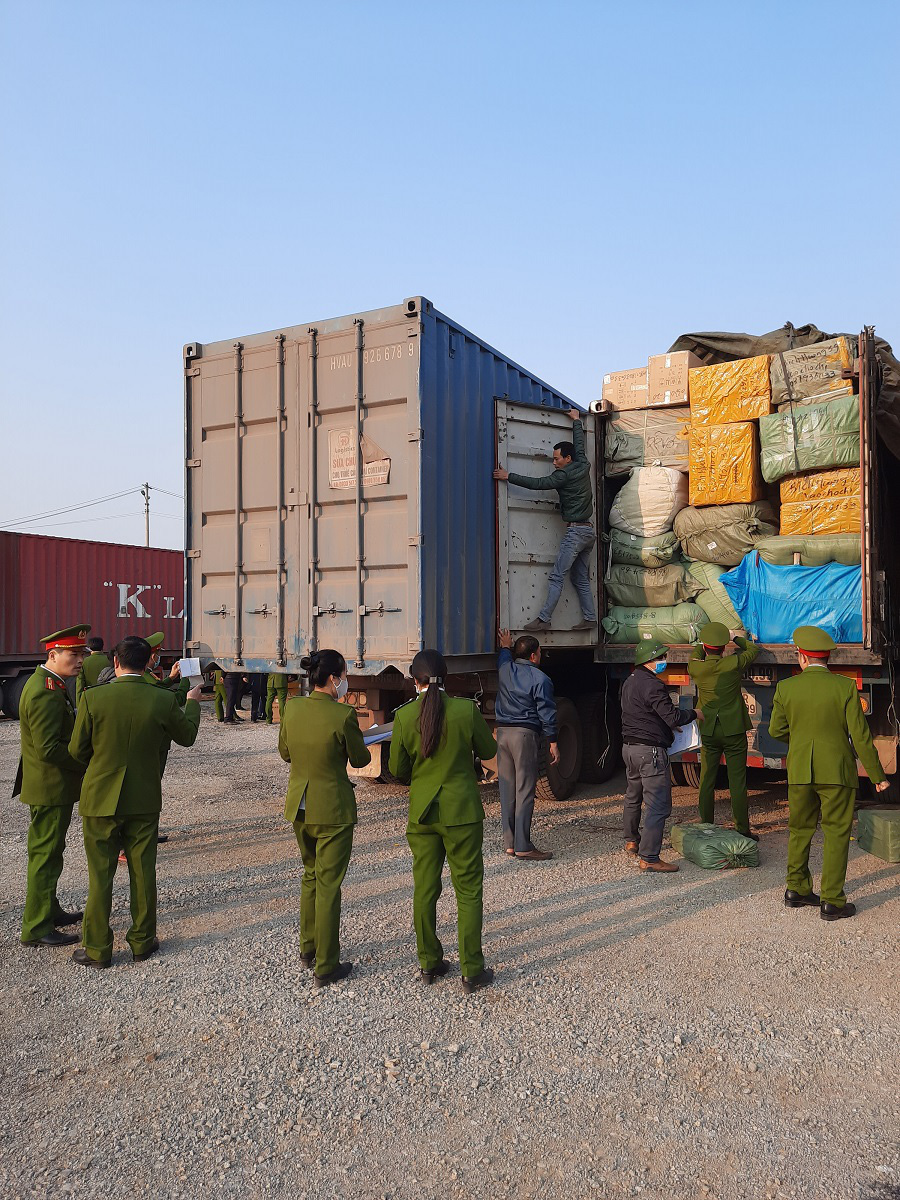 Cận cảnh vụ bắt giữ 14 xe container chở h&agrave;ng lậu từ Trung Quốc về - Ảnh 6.