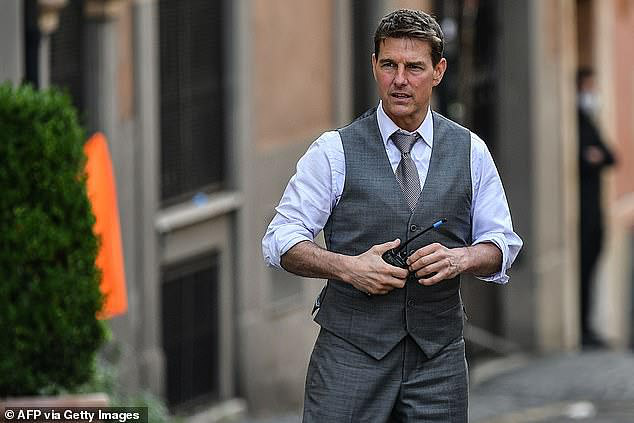 Tom Cruise tung robot chống Covid-19 đến trường quay