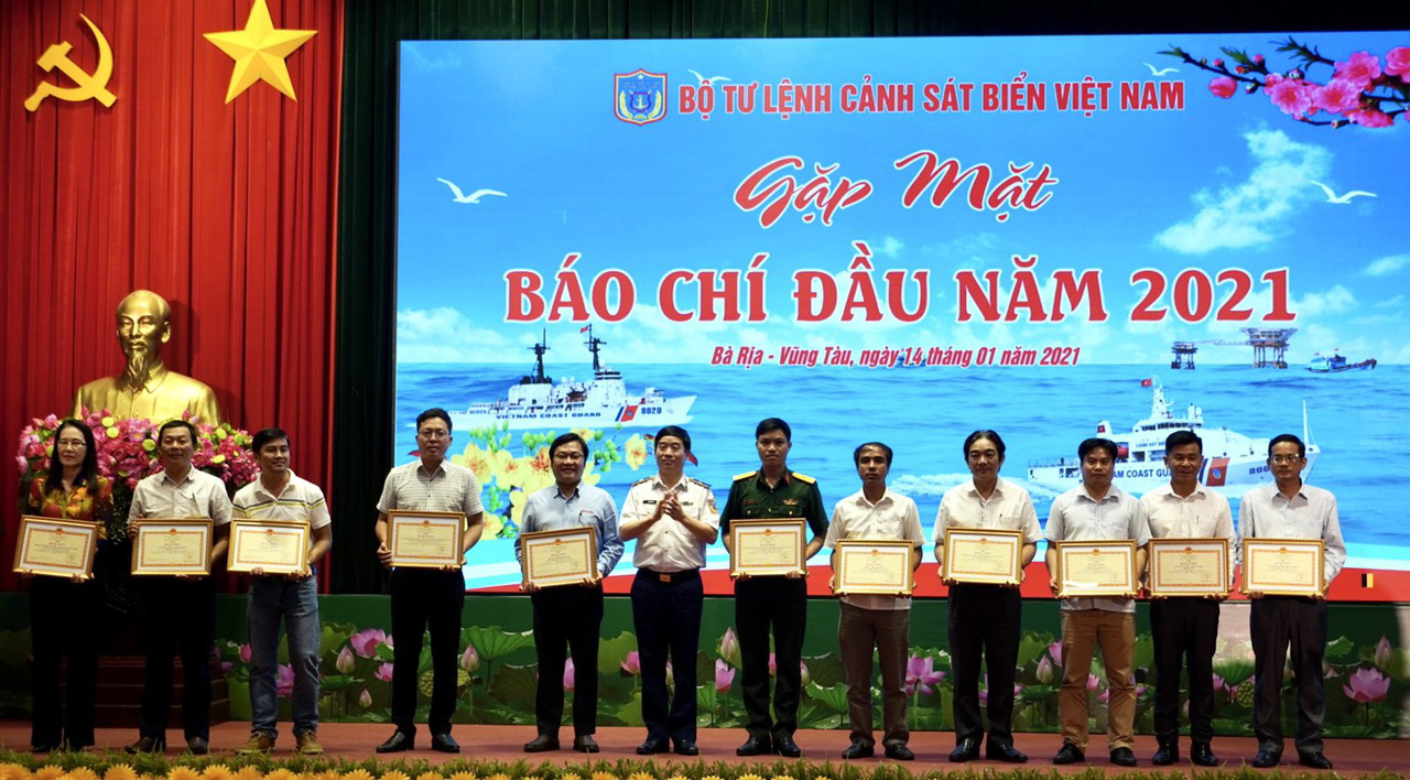 Báo Người Lao Động nhận bằng khen của Bộ Tư lệnh Cảnh sát biển Việt Nam