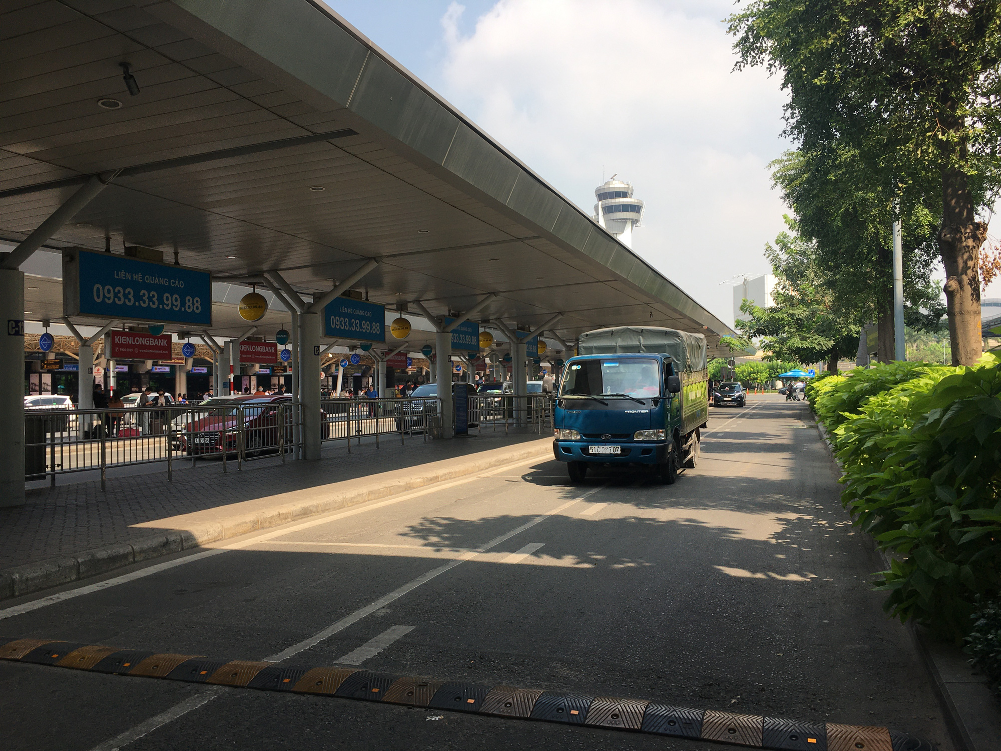 Sau l&ugrave;m x&ugrave;m, việc đ&oacute;n kh&aacute;ch của xe taxi ở s&acirc;n bay T&acirc;n Sơn Nhất hiện ra sao? - Ảnh 1.