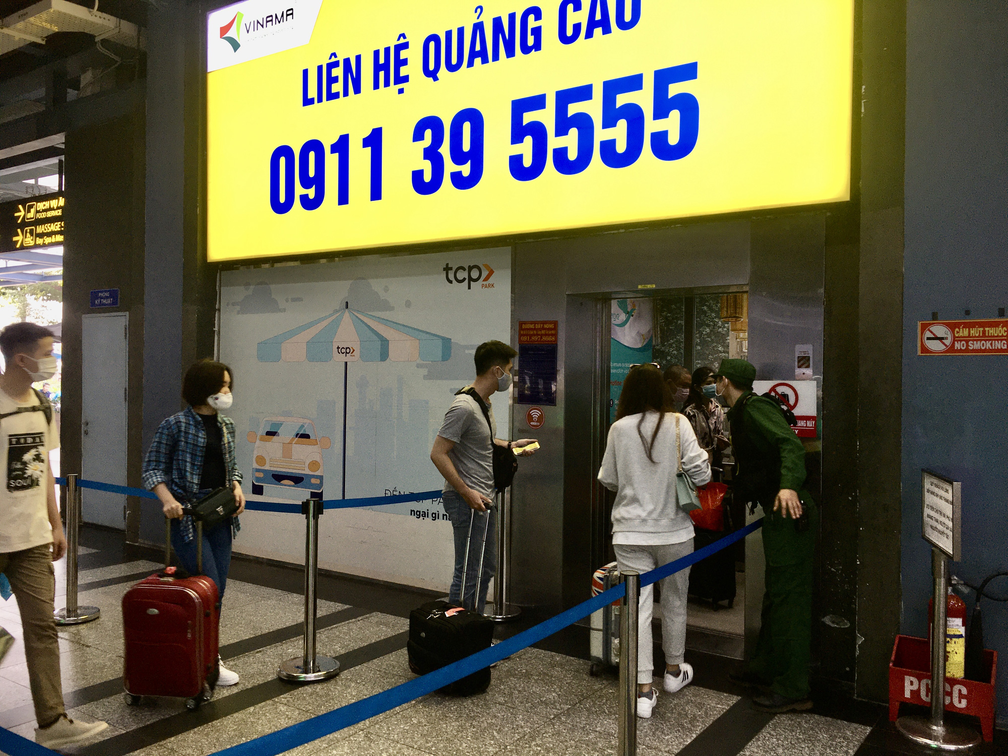 Sau l&ugrave;m x&ugrave;m, việc đ&oacute;n kh&aacute;ch của xe taxi ở s&acirc;n bay T&acirc;n Sơn Nhất hiện ra sao? - Ảnh 3.