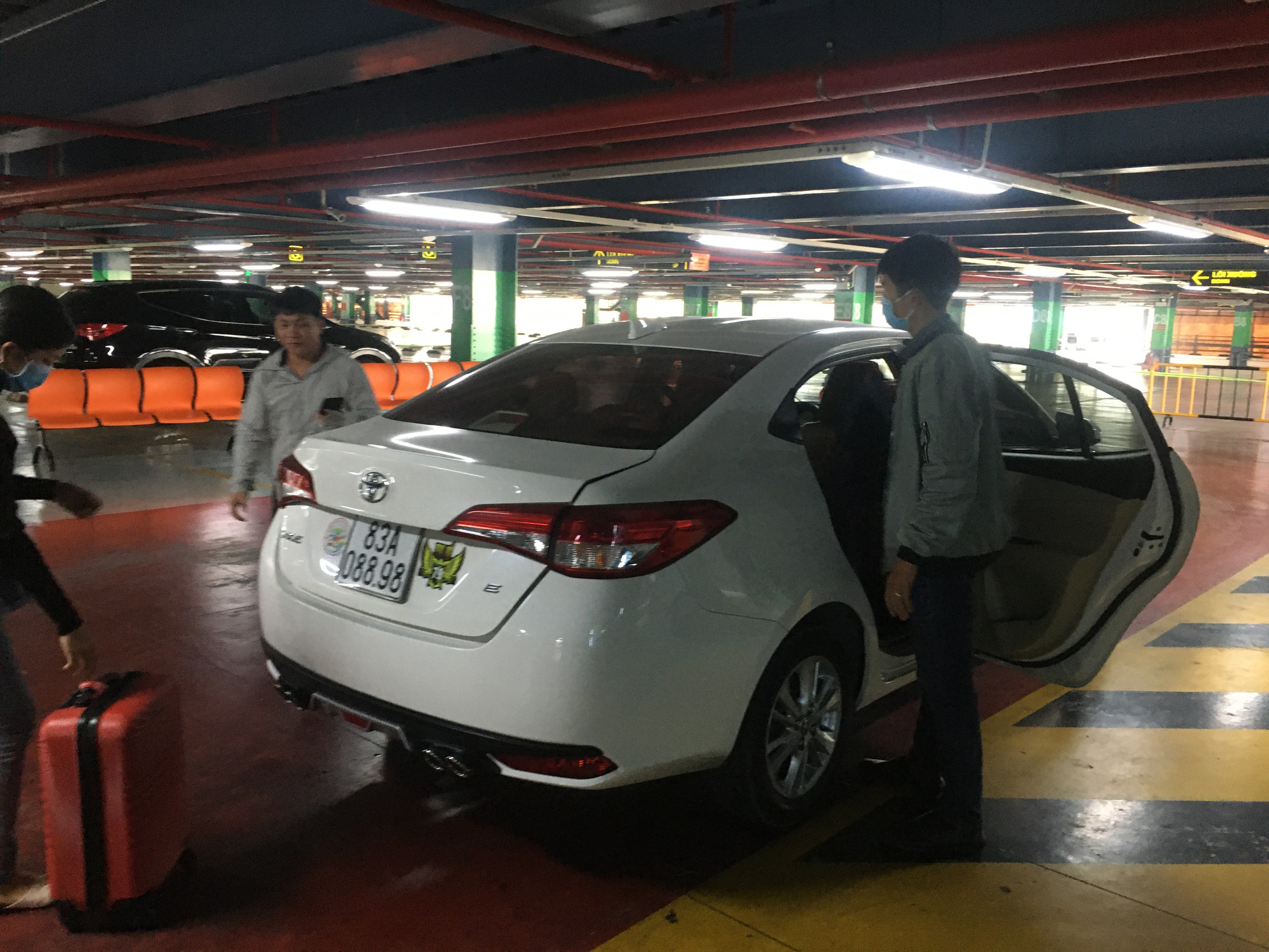 Sau l&ugrave;m x&ugrave;m, việc đ&oacute;n kh&aacute;ch của xe taxi ở s&acirc;n bay T&acirc;n Sơn Nhất hiện ra sao? - Ảnh 4.