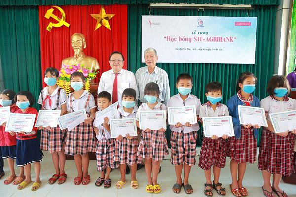 100 suất học bổng dành cho học sinh khó khăn, hiếu học Long An