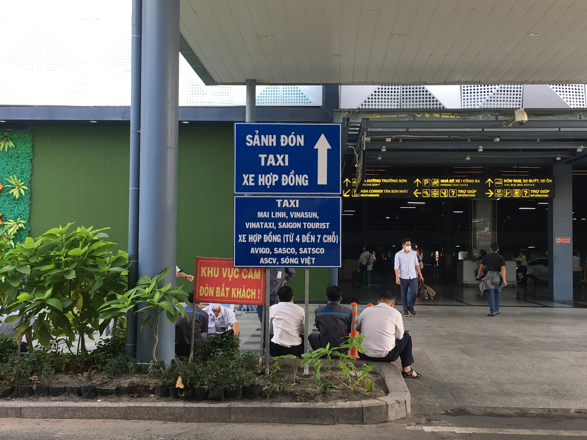 Sau lùm xùm, việc đón khách của xe taxi ở sân bay Tân Sơn Nhất hiện ra sao?