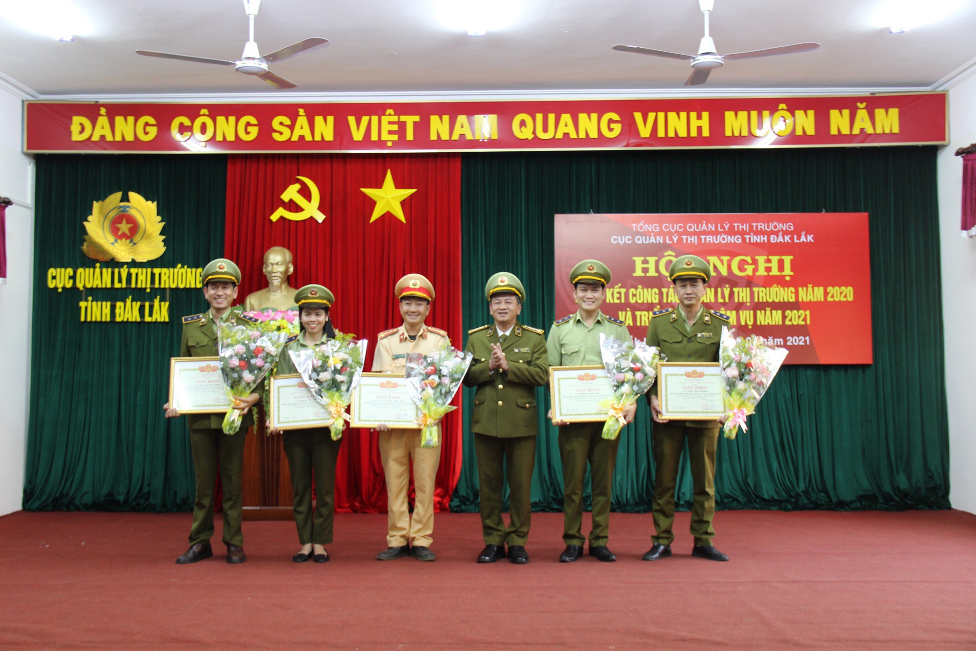 Ngăn chặn 1,7 tấn nội tạng thối tuồn ra thị trường, 8 cán bộ được khen thưởng