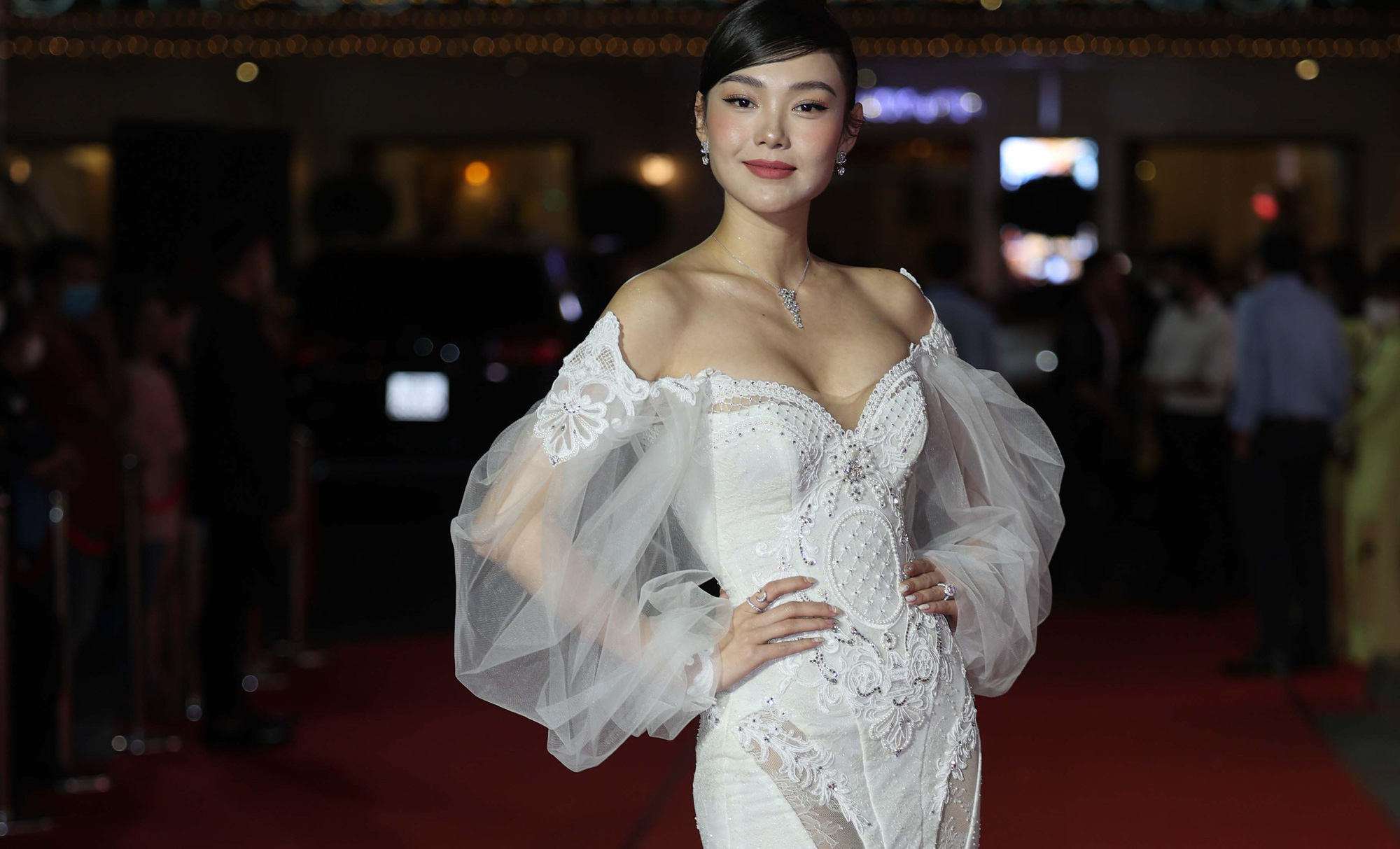 Minh Hằng, Quỳnh Lam khoe vai trần gợi cảm trên thảm đỏ Mai Vàng 2020