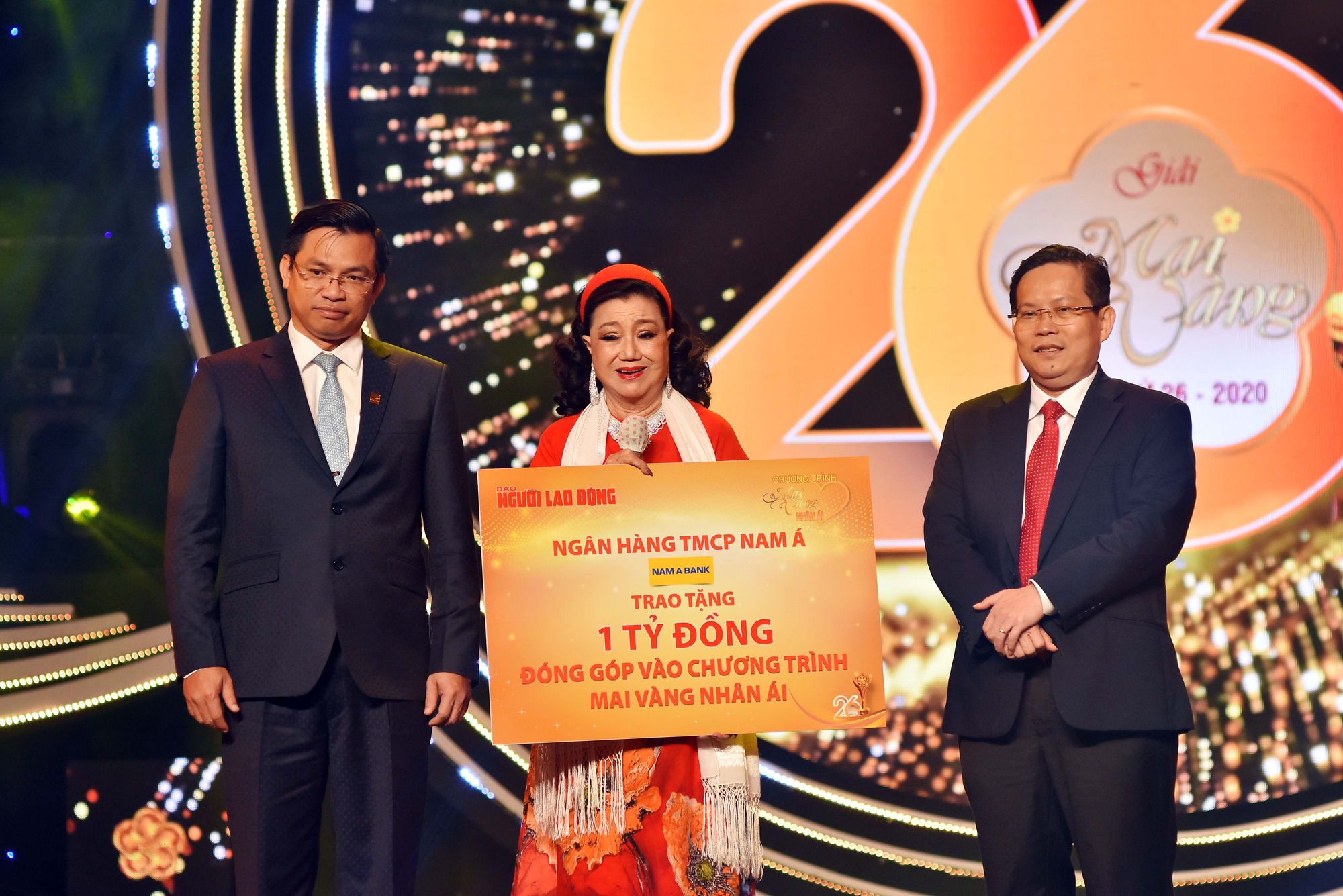 MV 2020 - TBT To Dinh Tuan va  Ngan Hang Nam A trao tang 1 ti dong cho NS Kim Cuong va cac nghe si