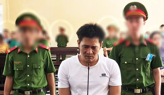 Ngồi ăn b&uacute;n vỉa h&egrave;, c&ocirc; g&aacute;i bị đ&acirc;m nhầm su&yacute;t chết - Ảnh 1.