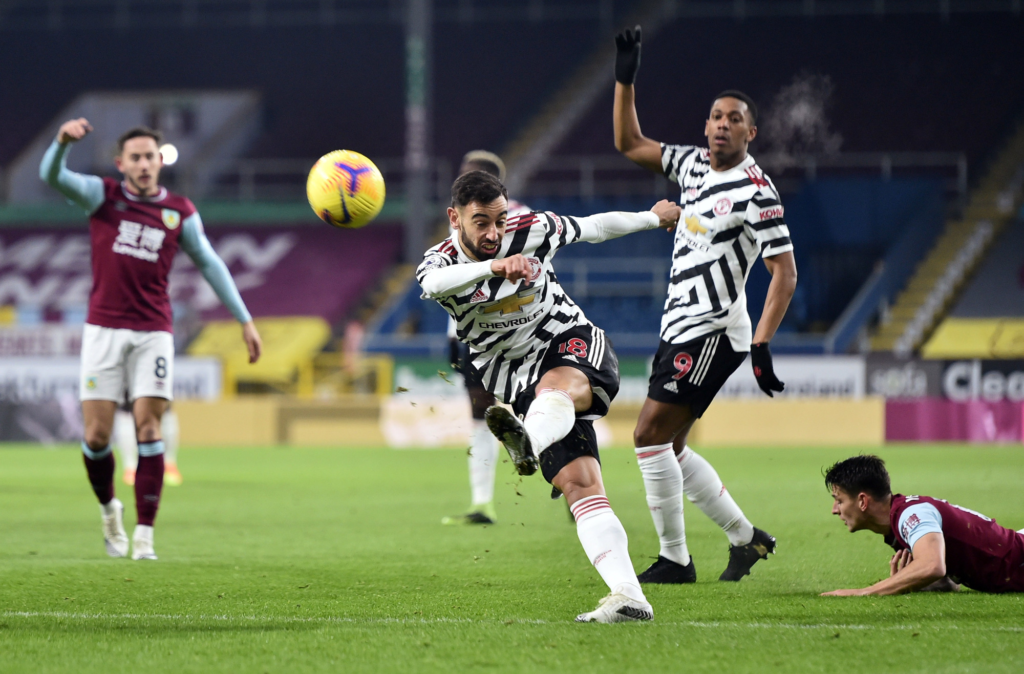 Bruno Fernandes san bằng kỷ lục của Ronaldo, đi v&agrave;o lịch sử Man United - Ảnh 2.