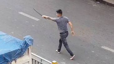 CLIP cầm hung kh&iacute; đuổi đ&aacute;nh nhau tr&ecirc;n đường ở T&acirc;n Ph&uacute;, TP HCM - Ảnh 1.