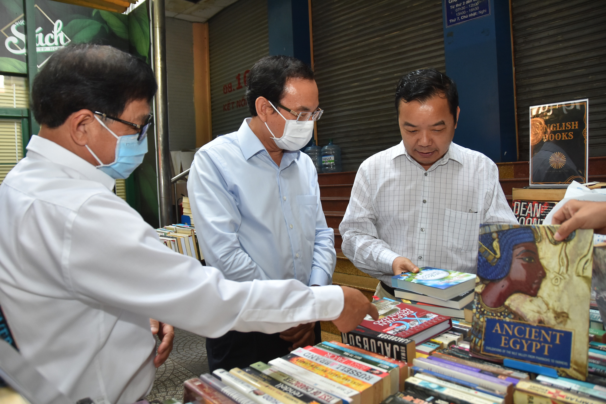 B&iacute; thư Th&agrave;nh ủy TP HCM Nguyễn Văn N&ecirc;n ấn tượng với Đường s&aacute;ch th&agrave;nh phố - Ảnh 3.