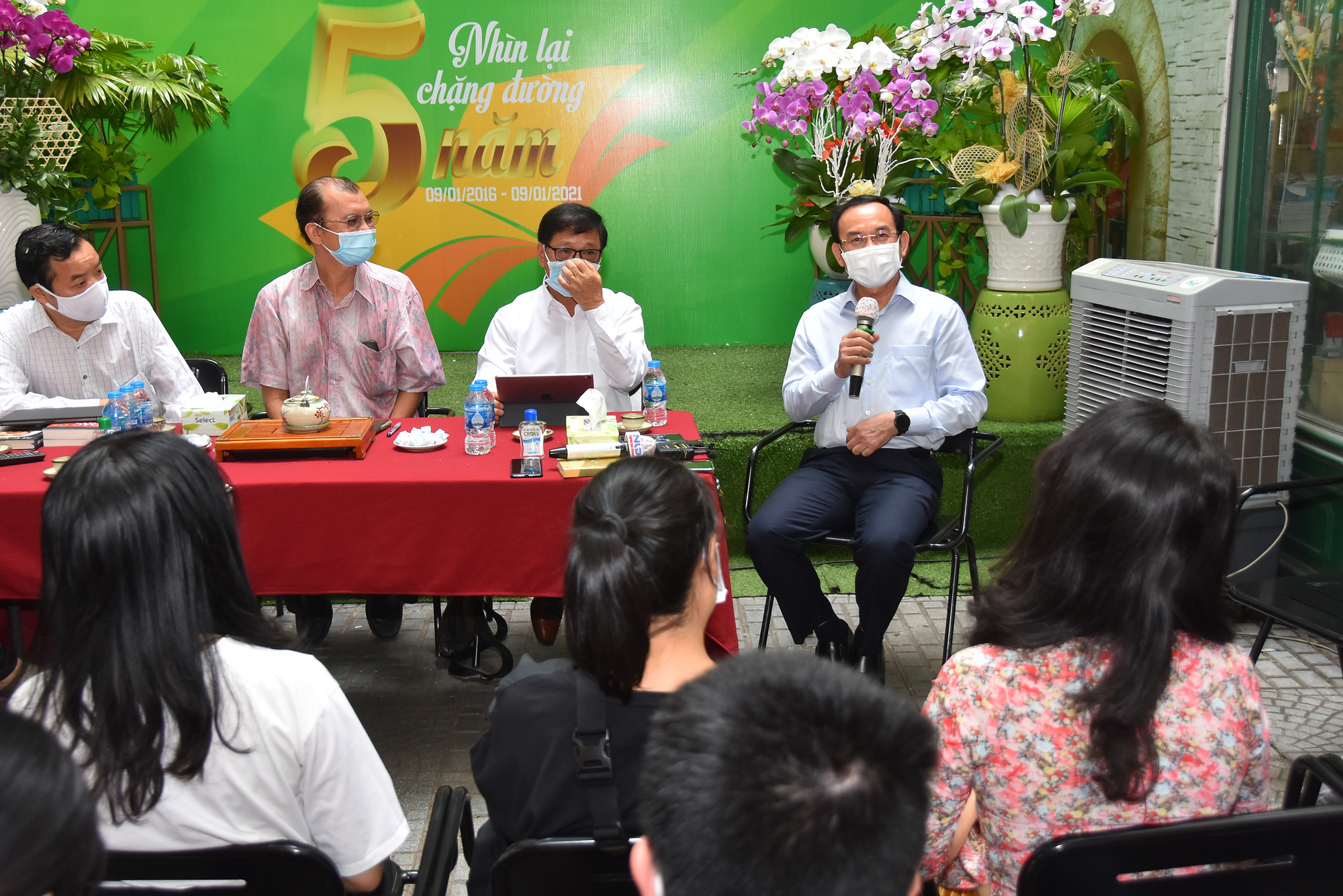 B&iacute; thư Th&agrave;nh ủy TP HCM Nguyễn Văn N&ecirc;n ấn tượng với Đường s&aacute;ch th&agrave;nh phố - Ảnh 5.