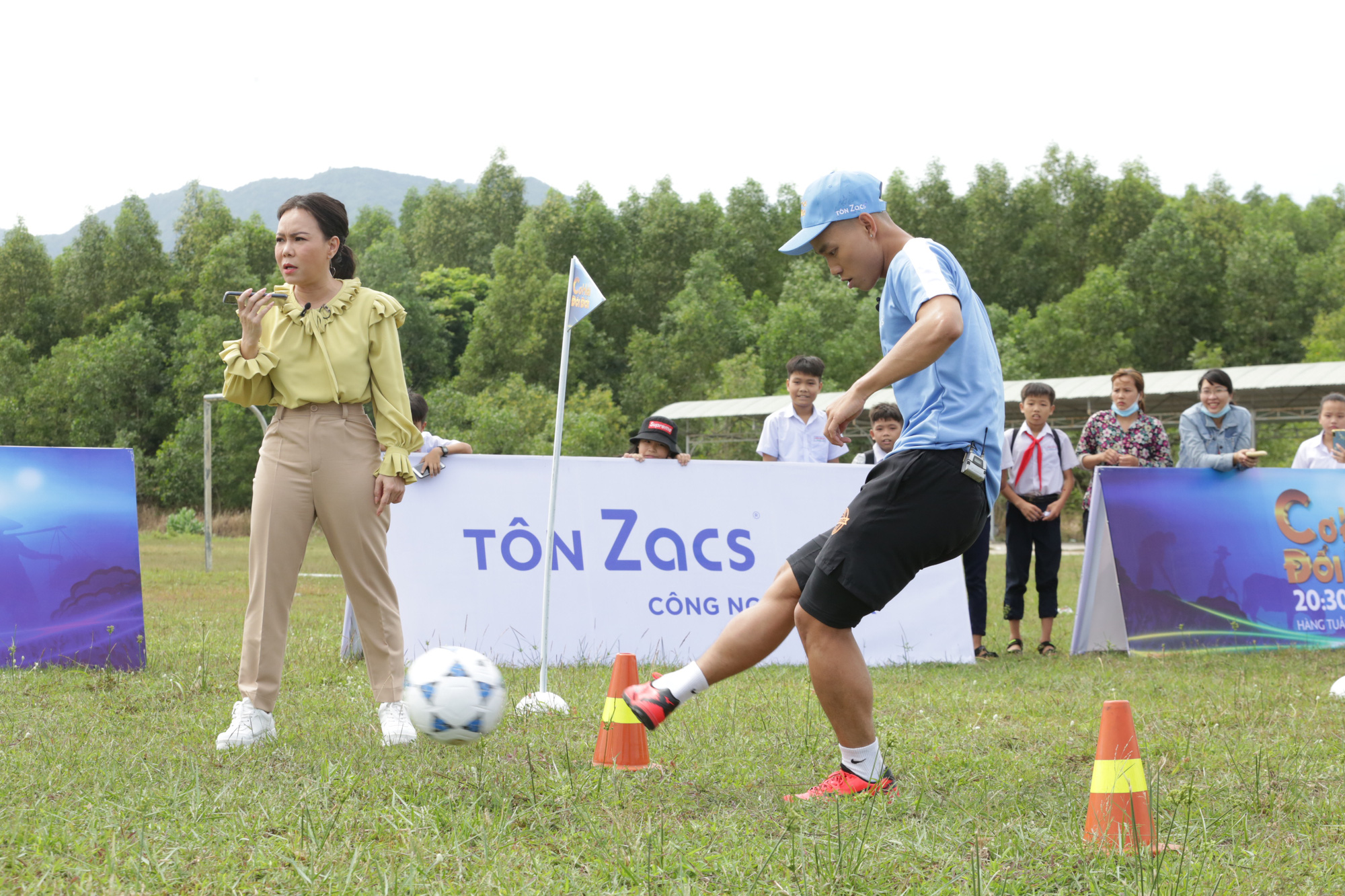 Ca sĩ Ho&agrave;ng B&aacute;ch: Cuộc đời kh&ocirc;ng c&oacute; g&igrave; dễ d&agrave;ng - Ảnh 1.