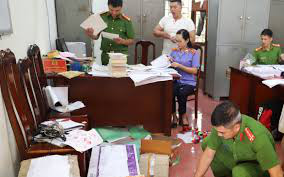 Viên chức một trung tâm thuộc Bộ TN-MT và 6 người khác bị khởi tố