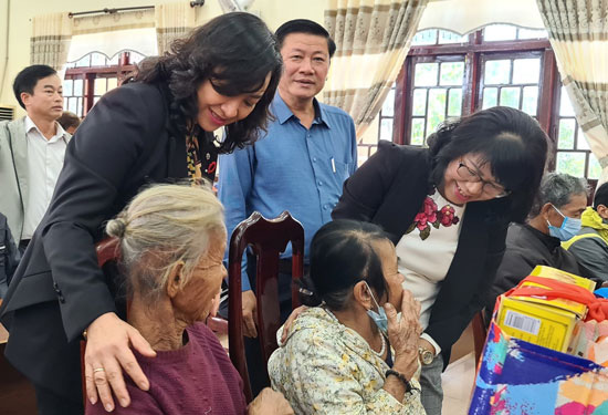 TP HCM mang Xuân đến các tỉnh miền Trung