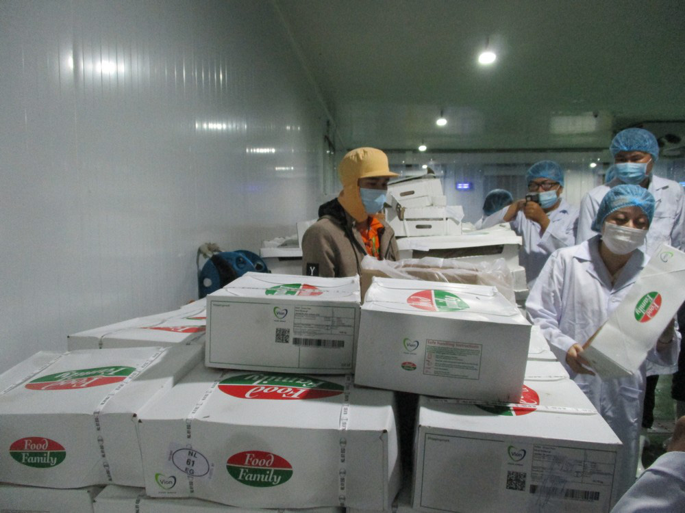 Đồng loạt ra qu&acirc;n kiểm tra thực phẩm cho m&ugrave;a Tết ở chợ đầu mối, kho lạnh - Ảnh 4.