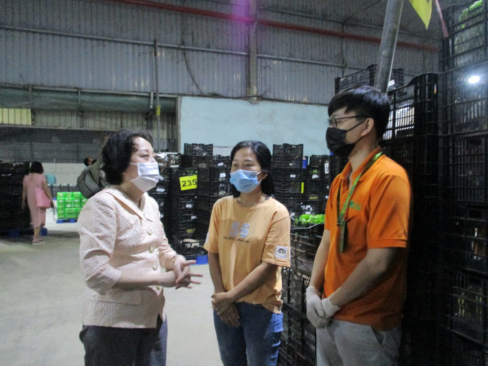 Đồng loạt ra qu&acirc;n kiểm tra thực phẩm cho m&ugrave;a Tết ở chợ đầu mối, kho lạnh - Ảnh 2.
