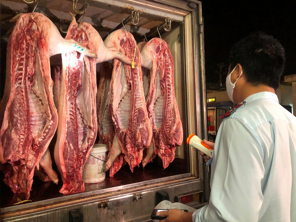 Đồng loạt ra qu&acirc;n kiểm tra thực phẩm cho m&ugrave;a Tết ở chợ đầu mối, kho lạnh - Ảnh 5.