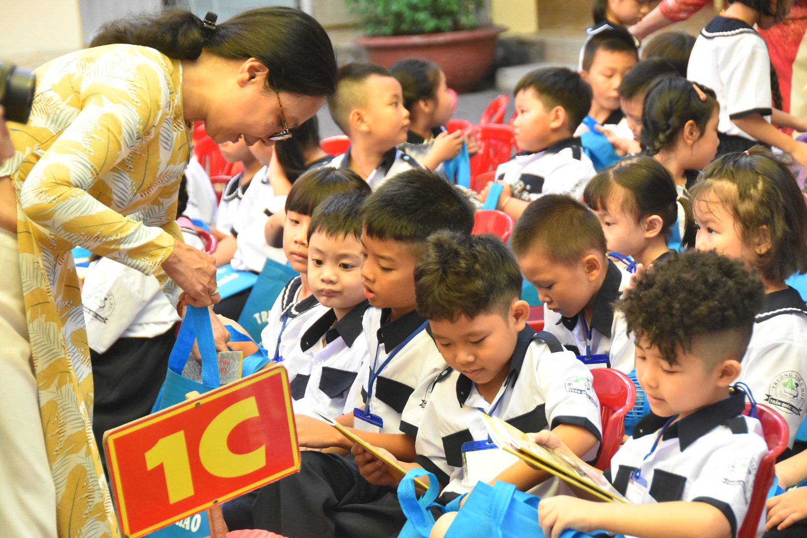 Gói ghém chi tiêu để thưởng Tết giáo viên