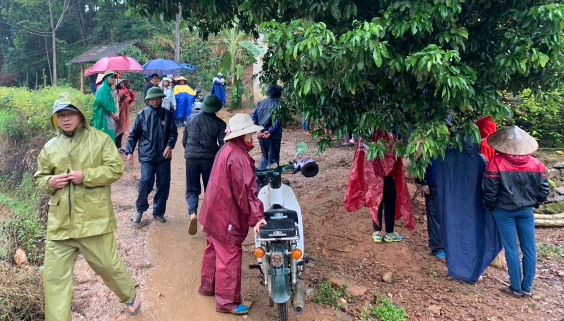 Chồng cắt tóc, đuổi vợ nghi ngoại tình ra ngoài rồi đâm 2 con nhỏ tử vong và tự sát