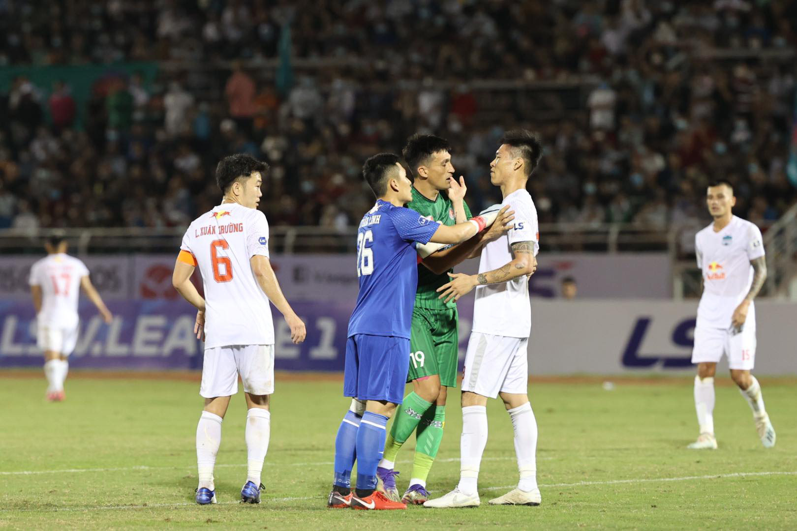HLV Kiatisak nhận trận thua đầu tiên khi dẫn dắt HAGL tại V-League 2021 - Ảnh 1.