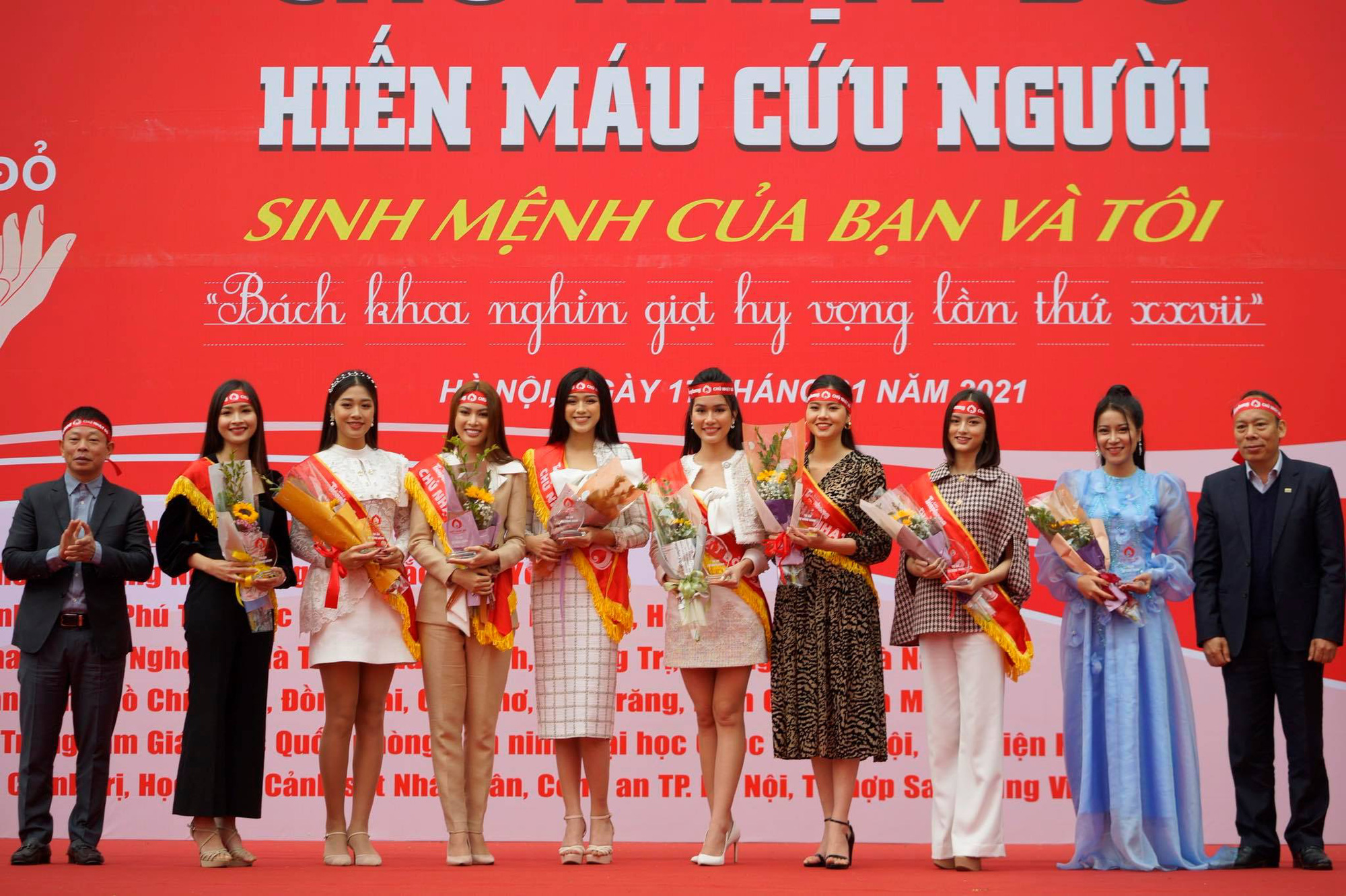 Hoa hậu Đỗ Thị Hà cùng hai Á hậu rạng rỡ tại ngày hội hiến máu Chủ nhật Đỏ - Ảnh 2.