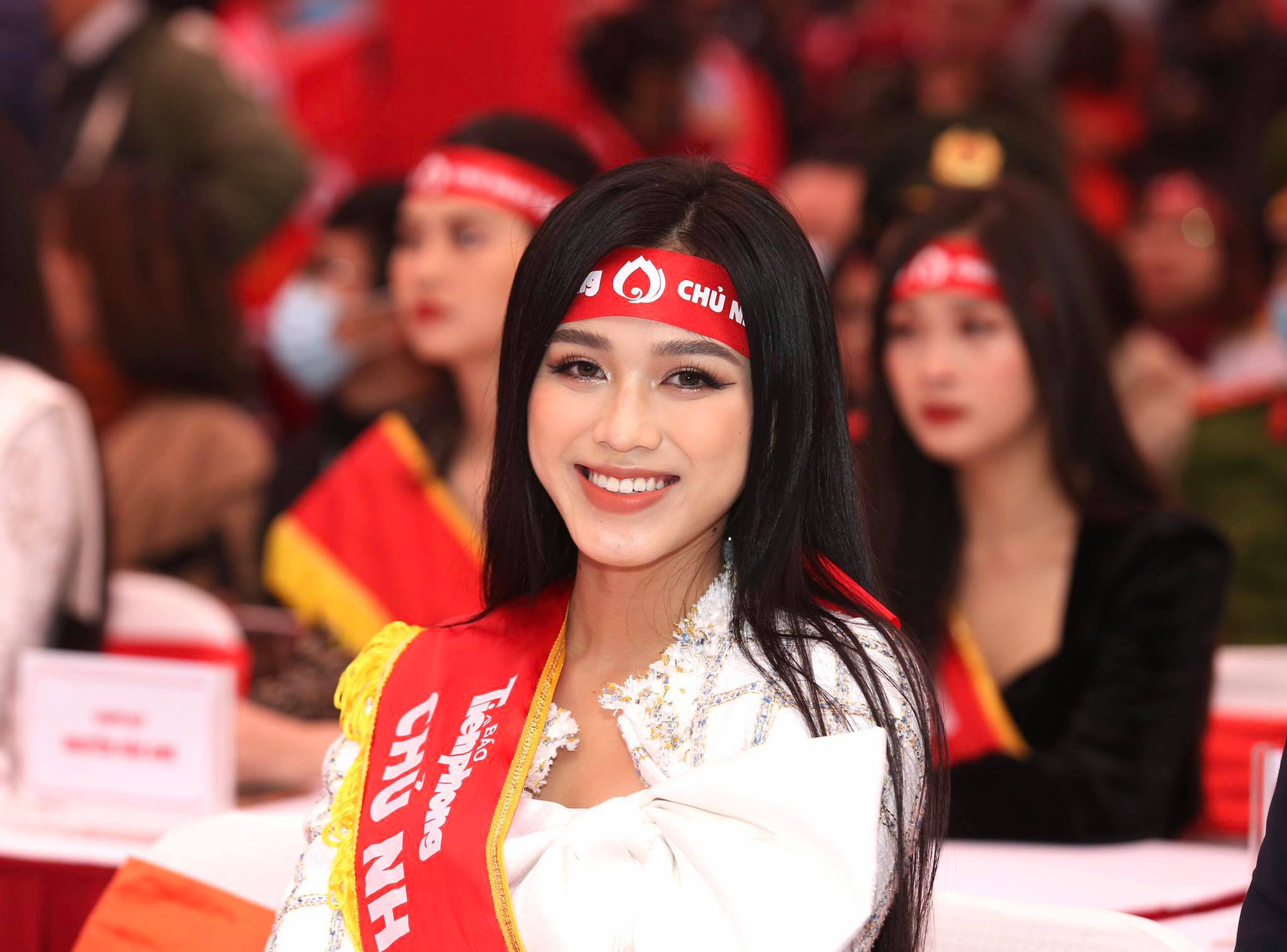 Hoa hậu Đỗ Thị Hà cùng hai Á hậu rạng rỡ tại ngày hội hiến máu Chủ nhật Đỏ