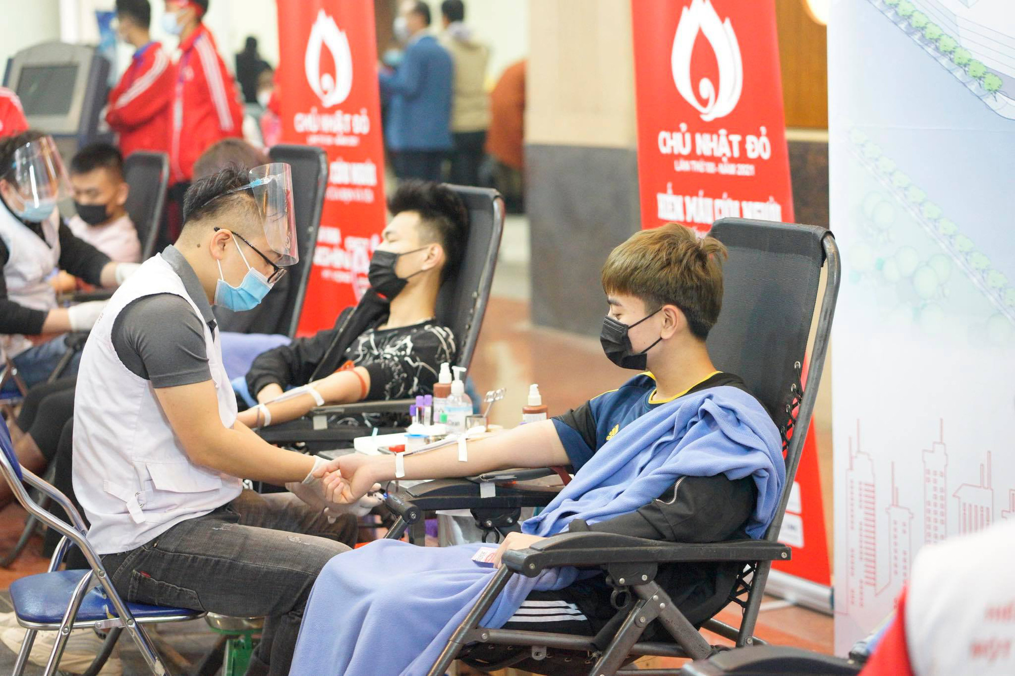 Hoa hậu Đỗ Thị Hà cùng hai Á hậu rạng rỡ tại ngày hội hiến máu Chủ nhật Đỏ - Ảnh 13.