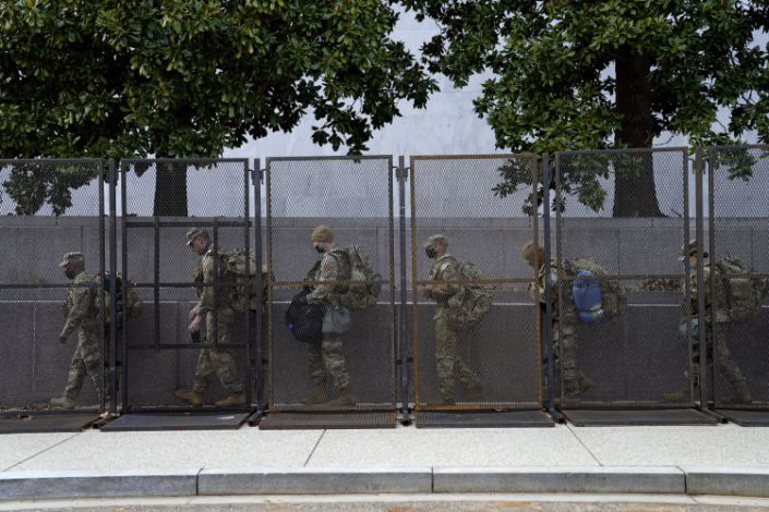 Mỹ: H&agrave;ng chục ng&agrave;n Vệ binh Quốc gia kh&ocirc;ng ngừng đổ về Washington - Ảnh 2.