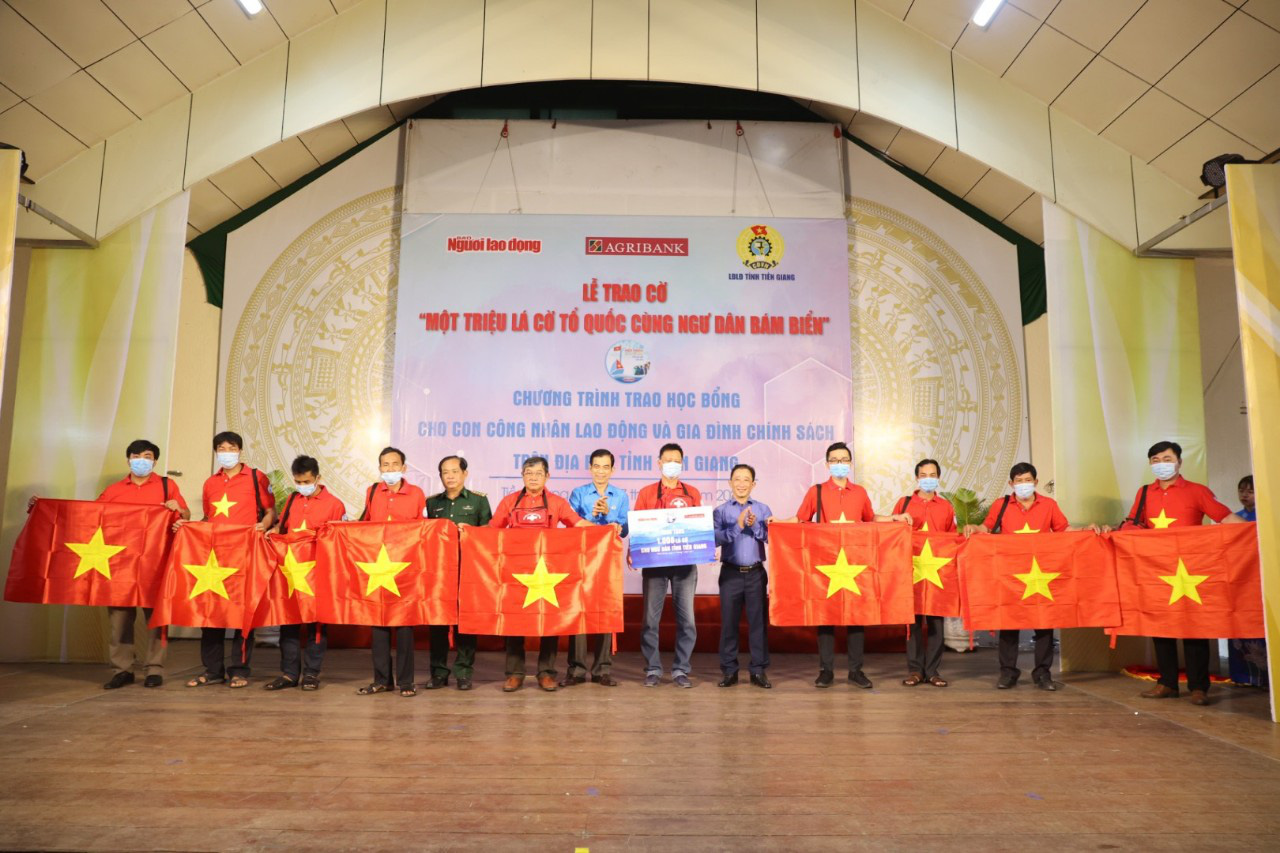 Trao cờ Tổ quốc cho ngư dân và 150 suất học bổng cho học sinh ở Tiền Giang