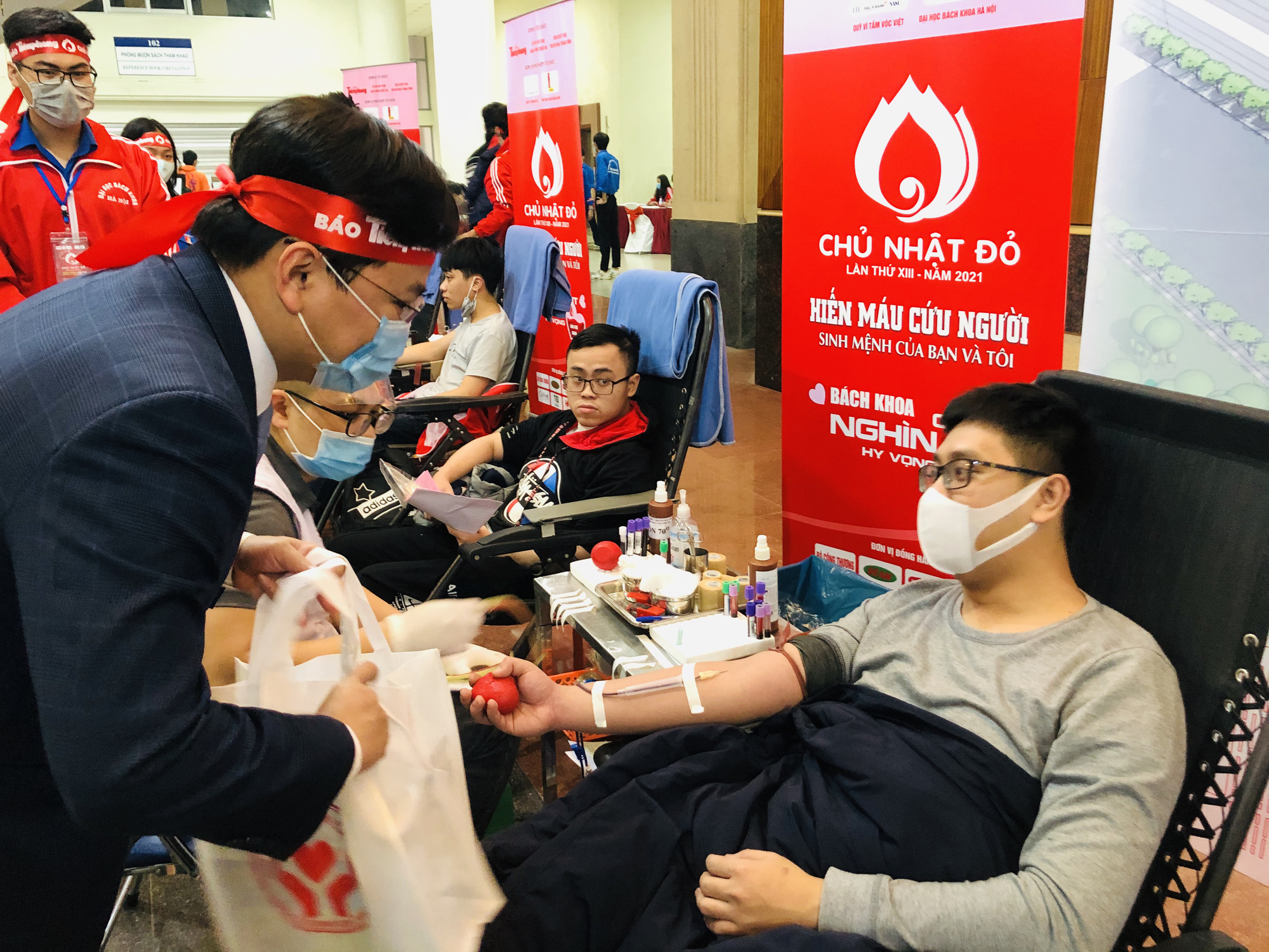 Hoa hậu Đỗ Thị Hà cùng hai Á hậu rạng rỡ tại ngày hội hiến máu Chủ nhật Đỏ - Ảnh 18.