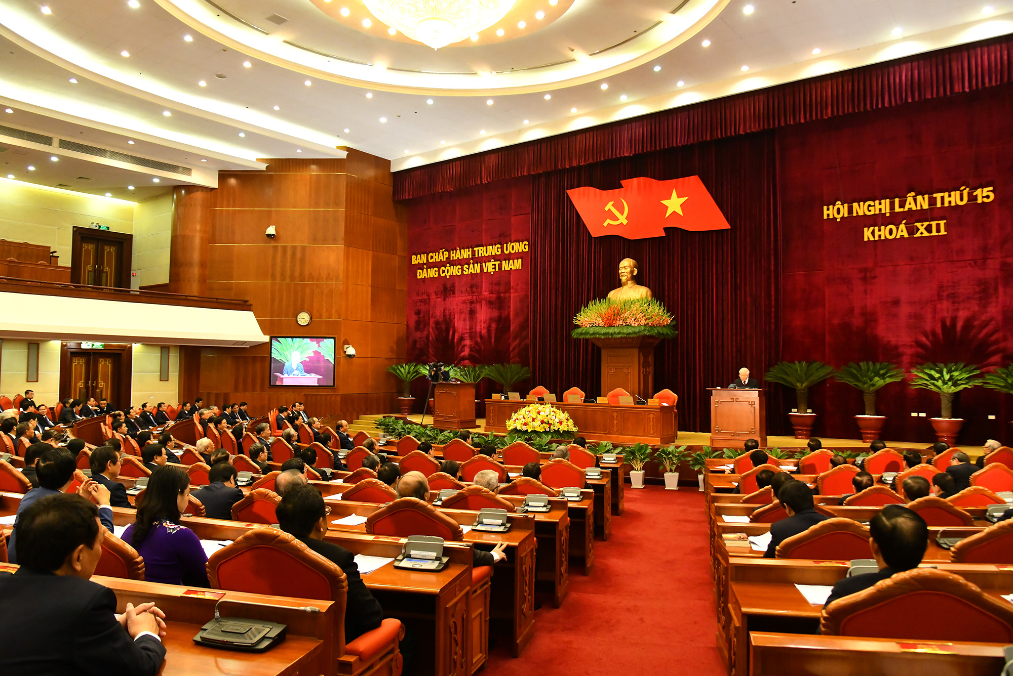 Trung ương Đảng th&ocirc;ng qua danh s&aacute;ch trường hợp đặc biệt t&aacute;i cử Bộ Ch&iacute;nh trị, nh&acirc;n sự chủ chốt kh&oacute;a XIII - Ảnh 1.
