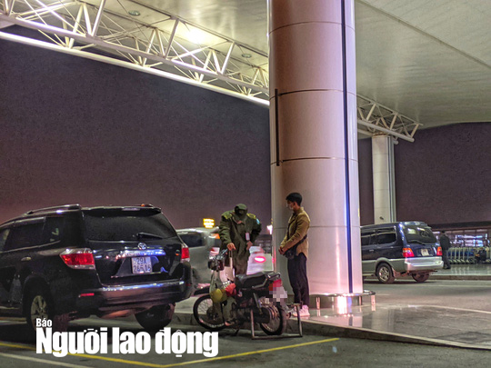 Thanh ni&ecirc;n phi thẳng xe m&aacute;y l&ecirc;n tầng 3 sảnh quốc tế ở s&acirc;n bay Nội B&agrave;i