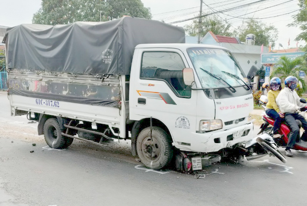 Tài xế ngủ gật, xe tải tông nhiều người: Nữ sinh lớp 7 tử vong