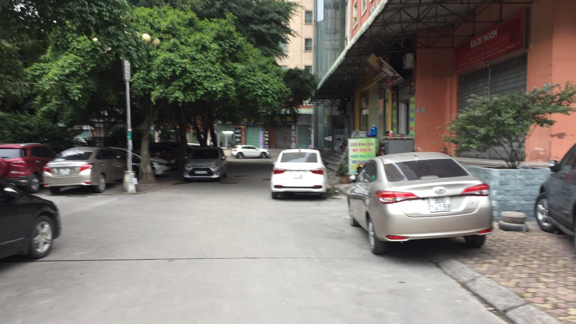 Điều tra vụ &ocirc;t&ocirc; của cư d&acirc;n nghi bị đập ph&aacute; v&igrave; kh&ocirc;ng gửi v&agrave;o b&atilde;i - Ảnh 4.