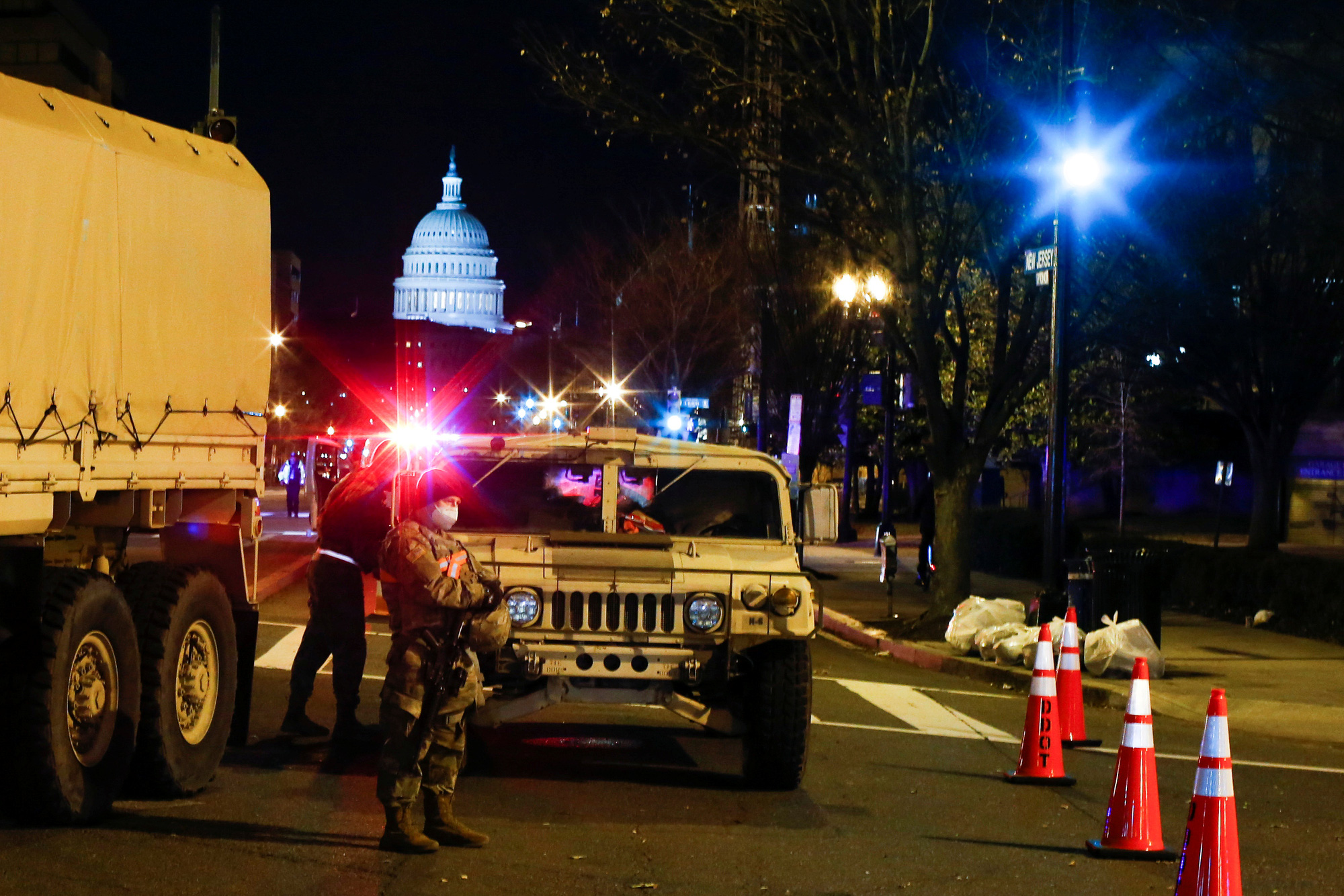 Đám đông biểu tình "chùn bước", Washington vắng lặng như tờ