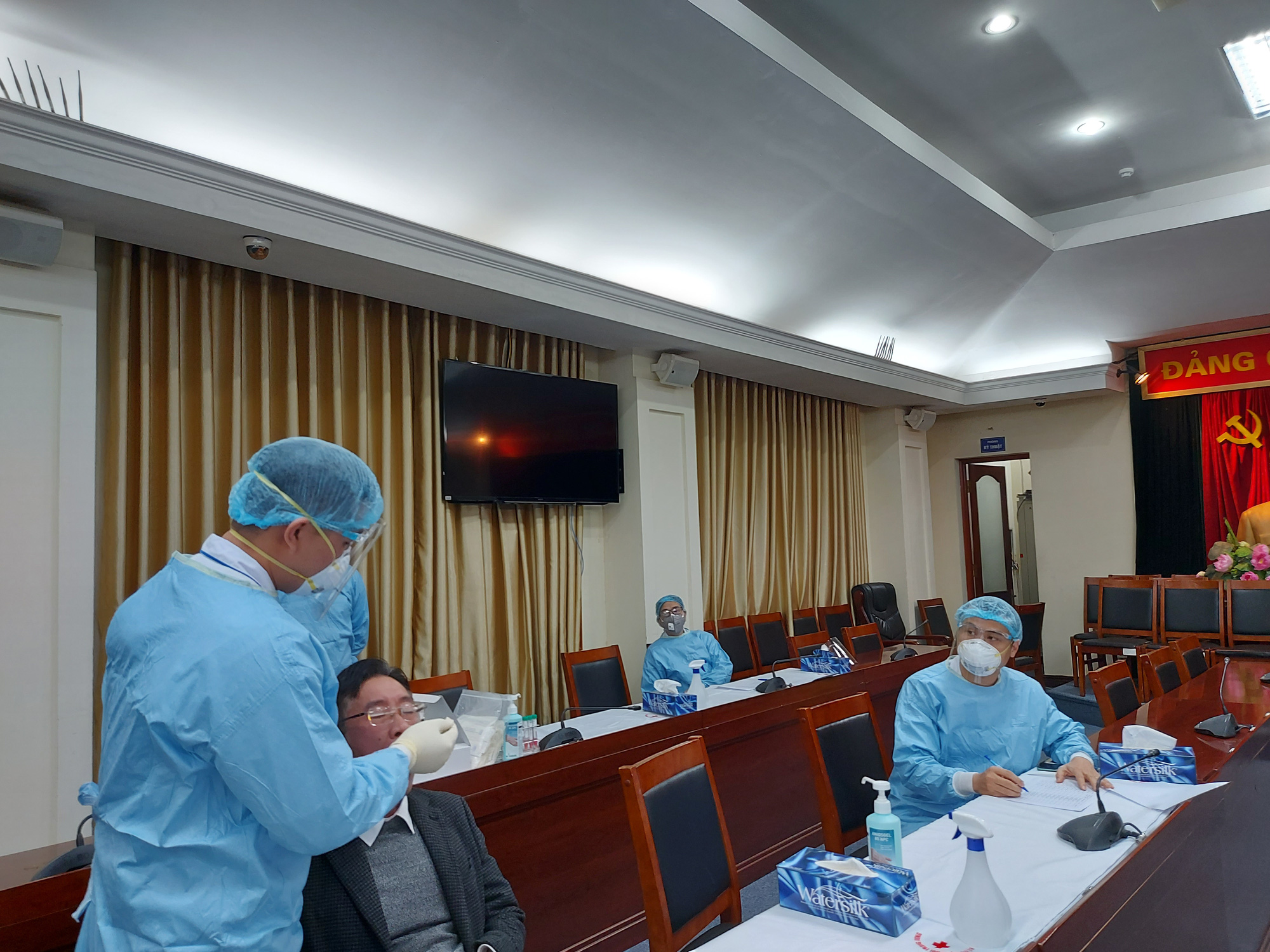 CLIP: Xét nghiệm Covid-19 với các phóng viên đưa tin tại Đại hội XIII - Ảnh 4.