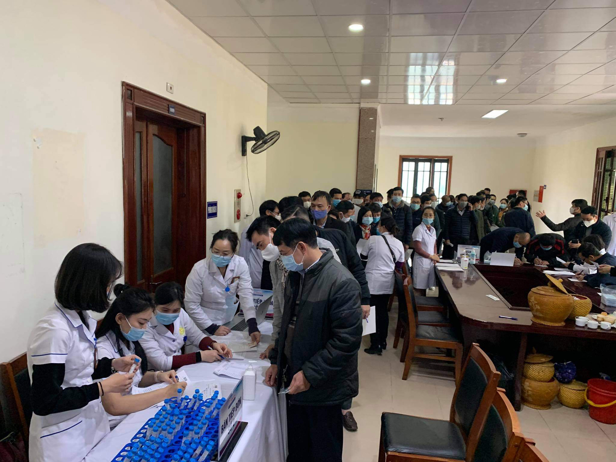 CLIP: Xét nghiệm Covid-19 với các phóng viên đưa tin tại Đại hội XIII - Ảnh 1.