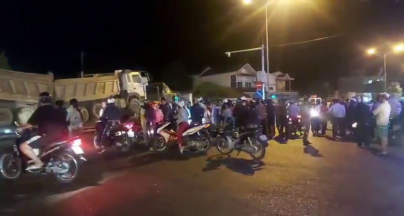 Xe đầu kéo cuốn thi thể nạn nhân vụ tai nạn chạy gần 60km - Ảnh 1.