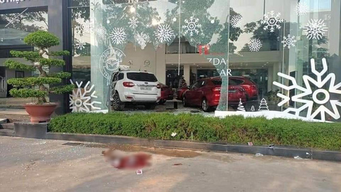 Khởi tố nữ tài xế điều khiển xế hộp tông chết người rồi lao thẳng vào showroom ôtô