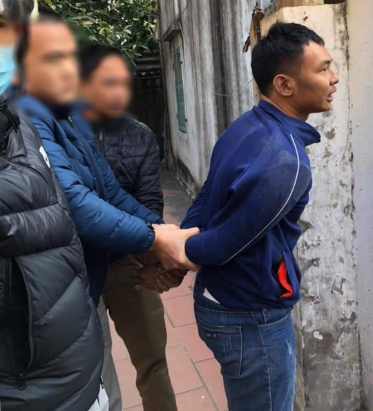 V&agrave;o tiệm v&agrave;ng d&ugrave;ng dao khống chế nh&acirc;n vi&ecirc;n để cướp giữa ban ng&agrave;y - Ảnh 1.